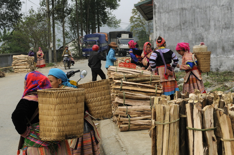 Petit marché aux bois à l'entrée de Bac Ha