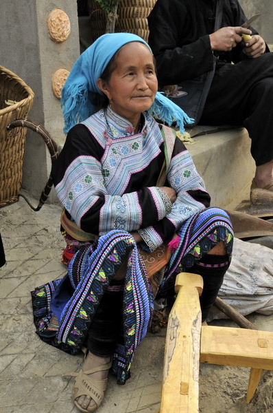 Femme Hmong et matériel agricole à vendre