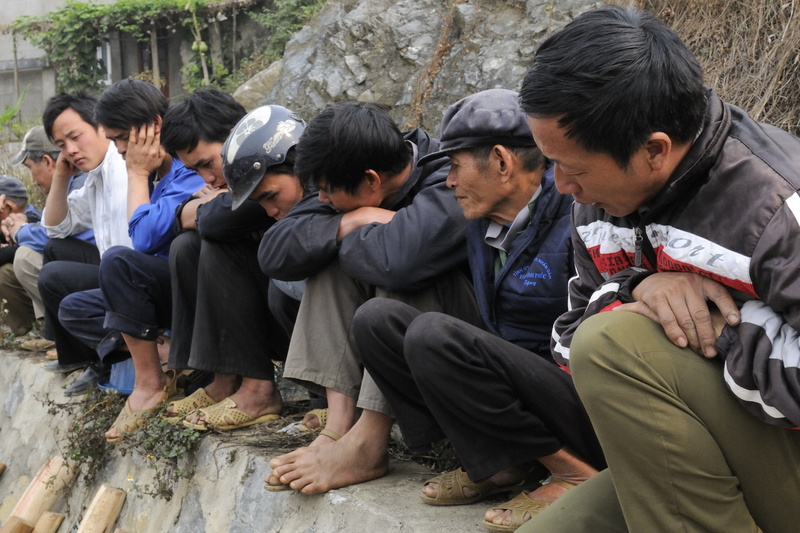 Les femmes font le marché, les hommes attendent....
