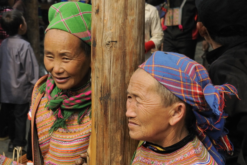 Femmes hmongs bariolées de Bac Ha