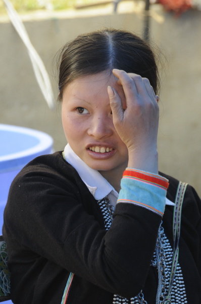 Jeune filles aux colliers d'argent