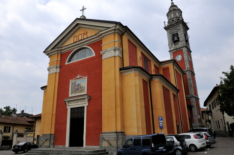 L'église ocre et rouge d'Ispra où il fait bon déguster une bonne glace