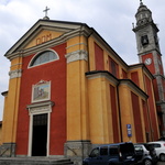 L'église ocre et rouge d'Ispra où il fait bon déguster une bonne glace