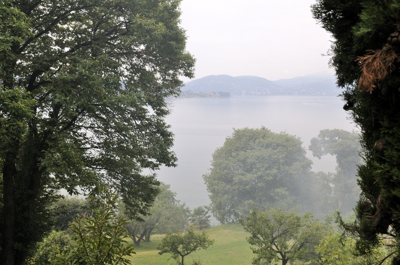 Jardin (privé) descendant vers le lac Majeur