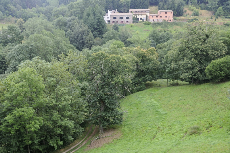 Hameau réhabilité par une communauté religieuse